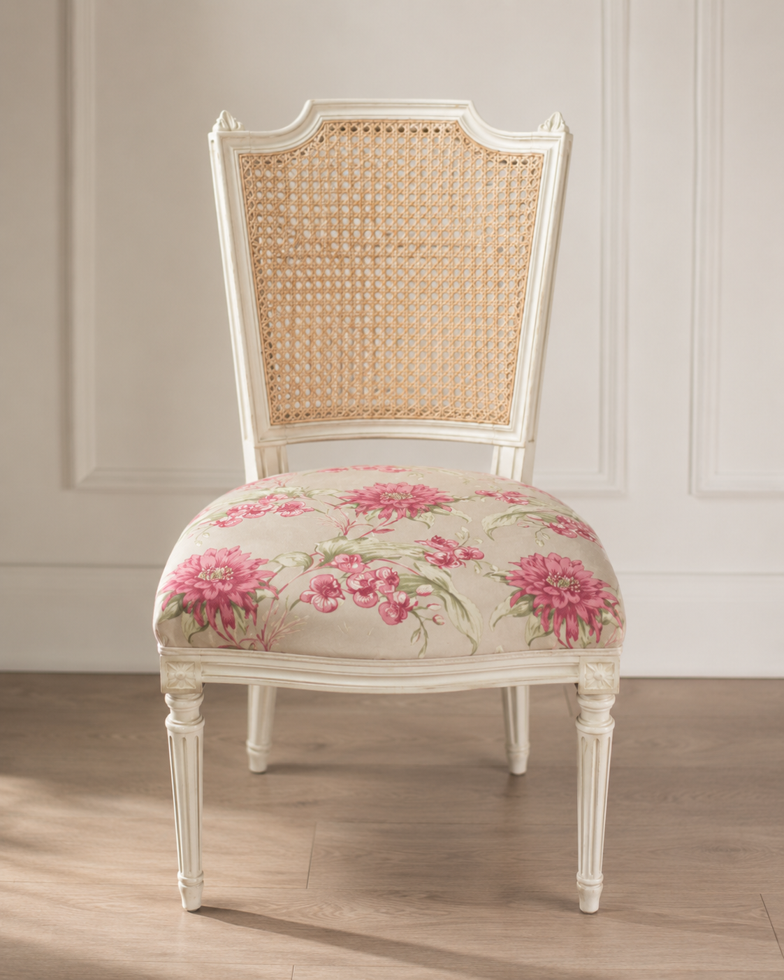 Silla clásica con respaldo de rejilla restaurado