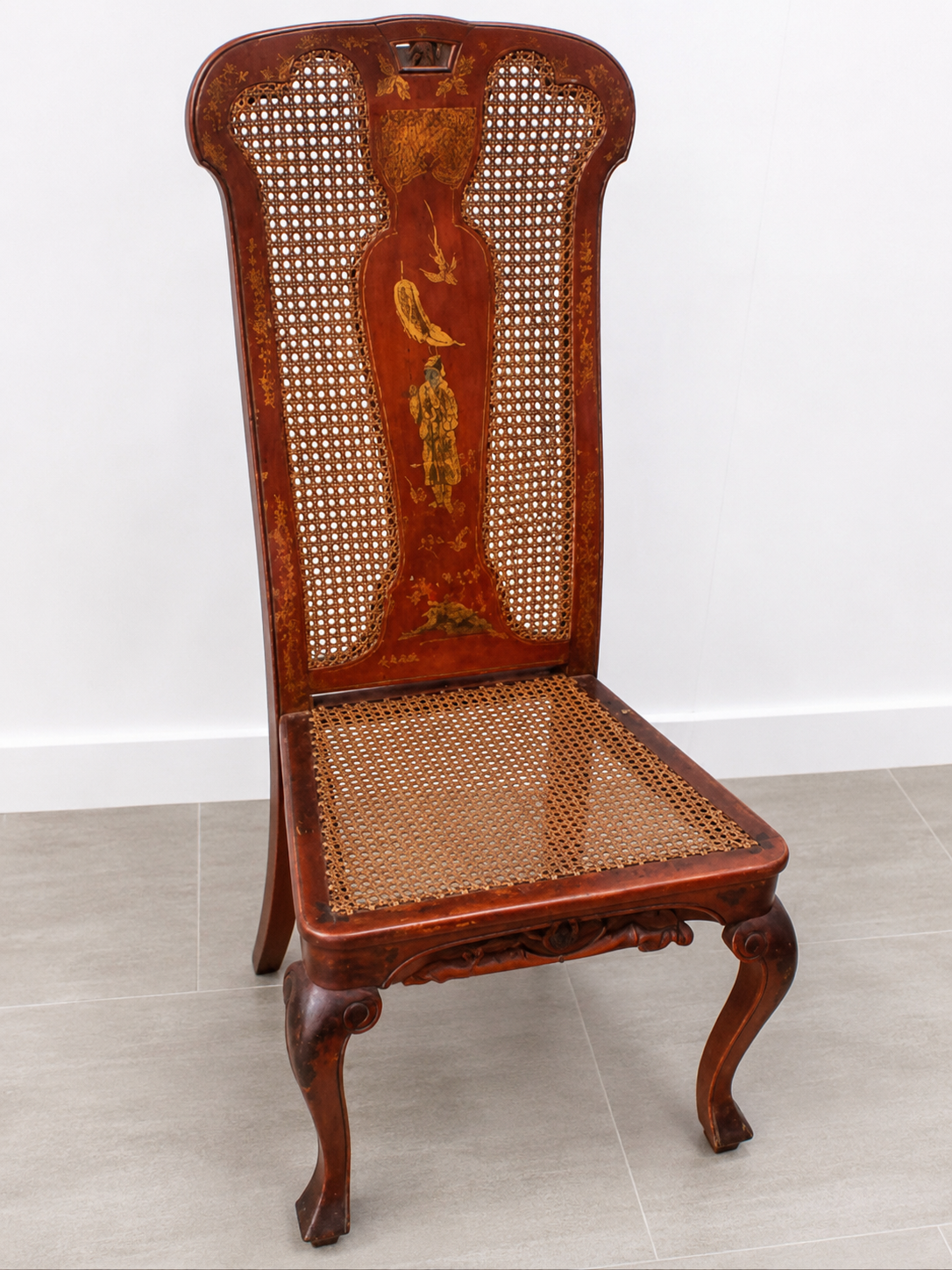 Silla antigua decorativa con asiento y respaldo de rejilla