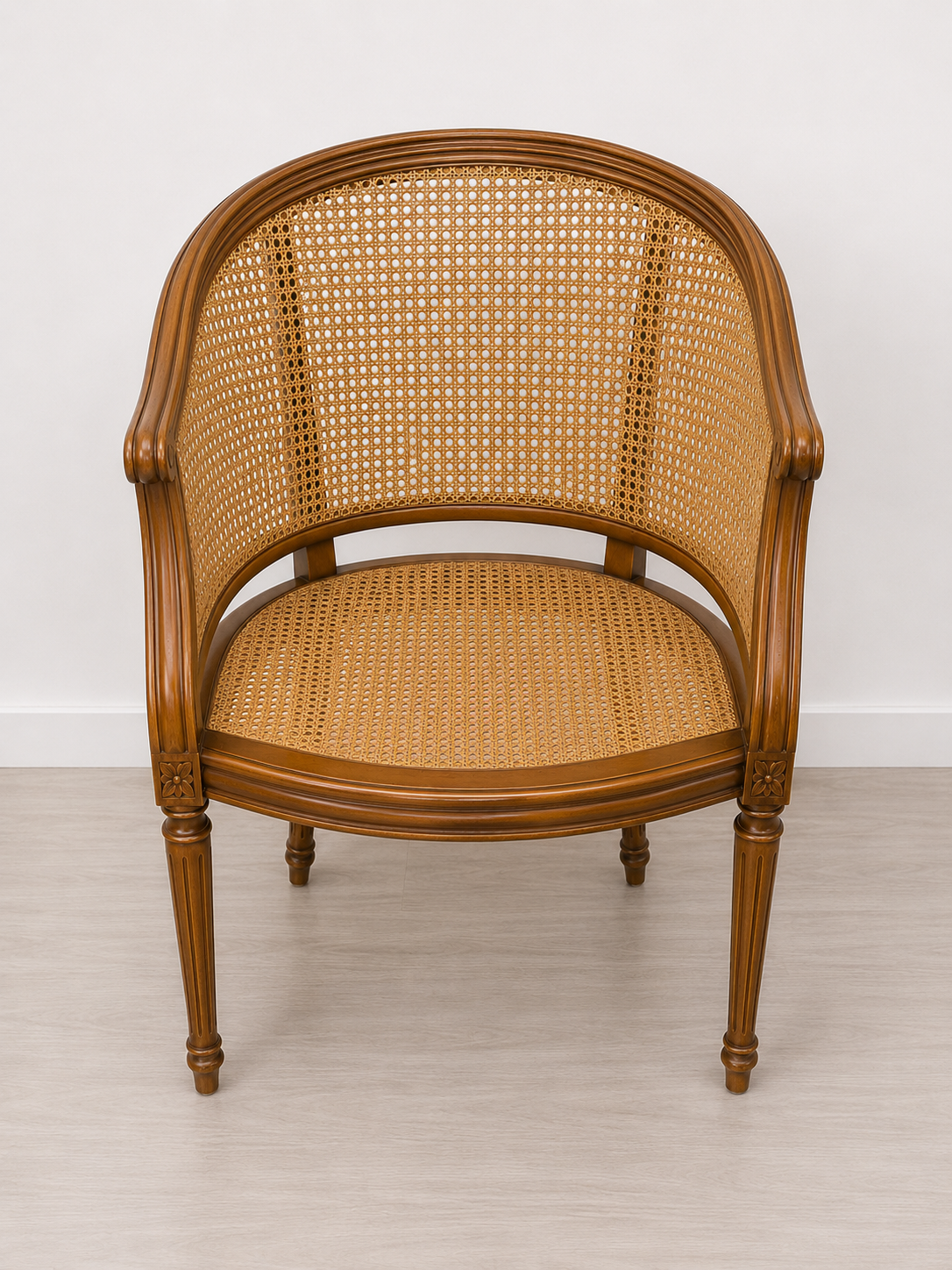 Sillón redondo con rejilla natural restaurada