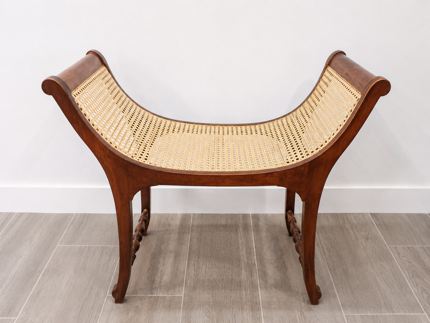 Banqueta curva con rejilla natural restaurada