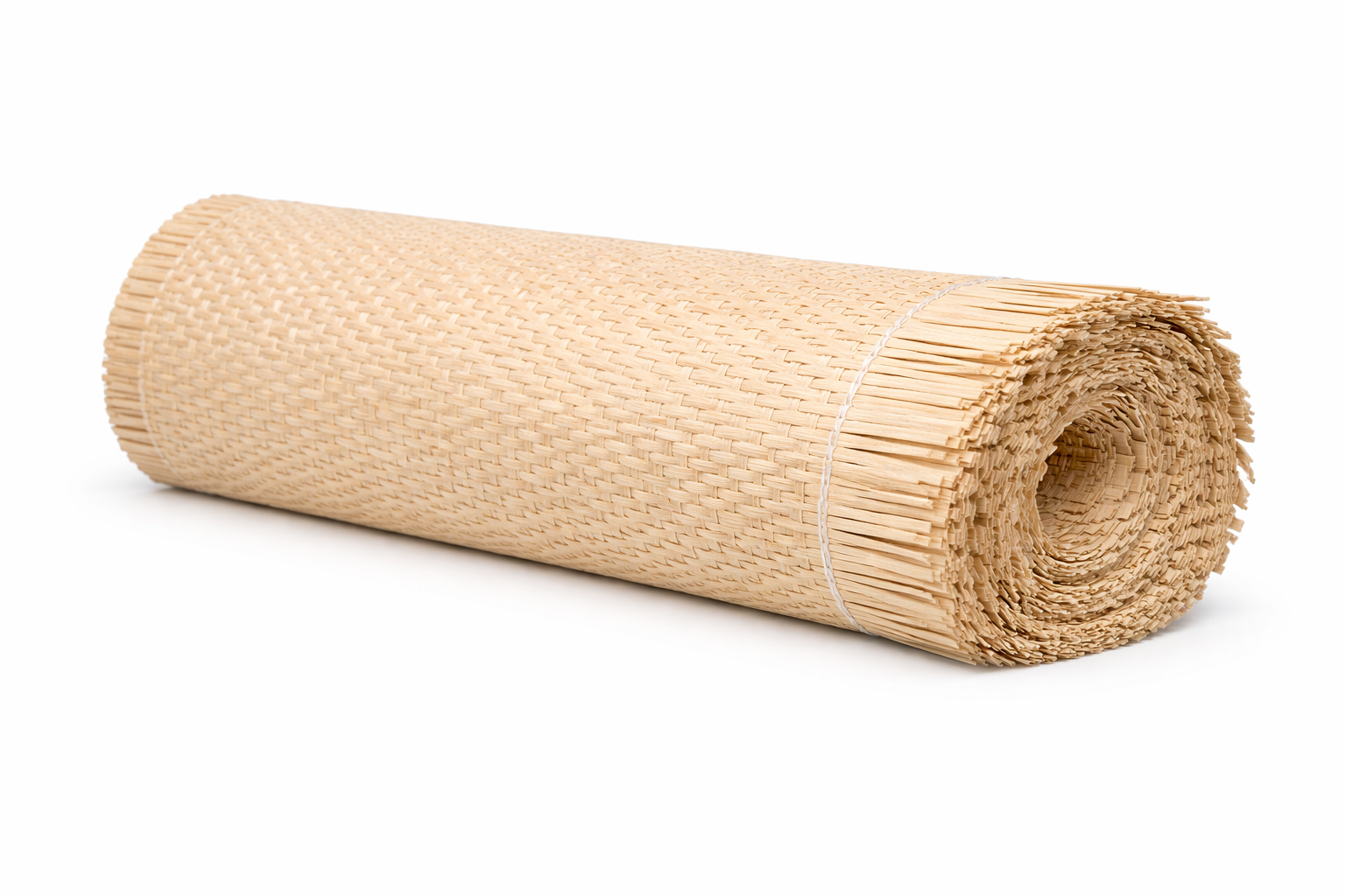 Rollo de estera de ratán natural tejido fino visto en perspectiva sobre fondo blanco, mostrando el fleco y la textura del entramado.