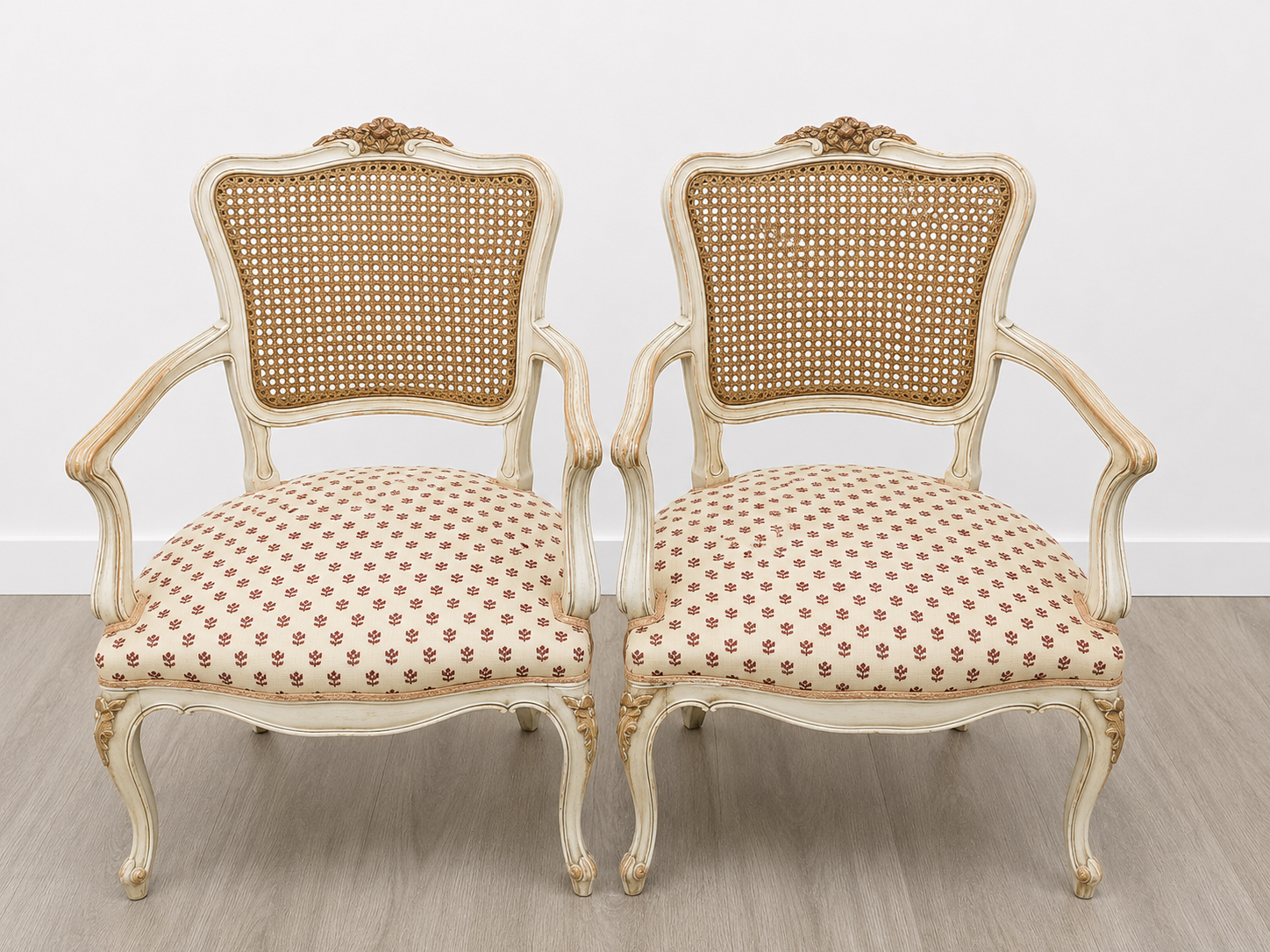 Pareja de sillones estilo Luis XV con rejilla restaurada