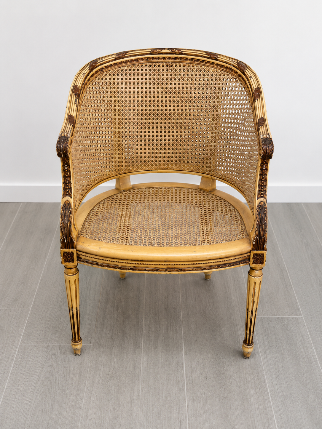 Sillón curvo estilo Luis XV con rejilla natural restaurada
